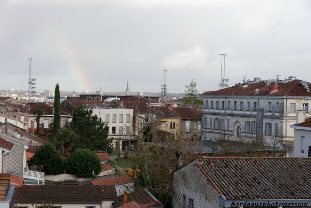 Cette rue est située tout près du château Lescure dont la famille Johnston, anciennement propriétaire, a vendu une partie de ses terres pour construire le lotissement du Parc de Lescure.